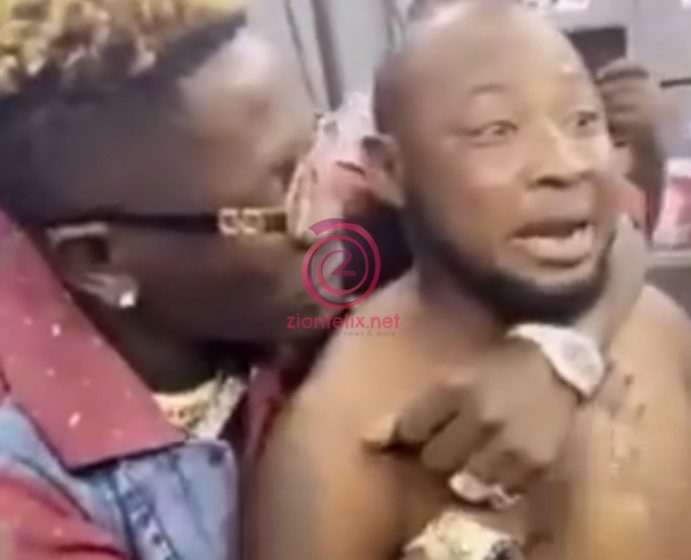 A driver who has identified himself as Liman Akwara shocked onlookers when he cut short his trip to meet his idol Shatta Wale at Hitz FM, Friday. Videos have been trending fast on social media that show a die-hard Shatta Wale fanatic who is a Trotro driver who has gone the extra mile to show his love for the dancehall act.