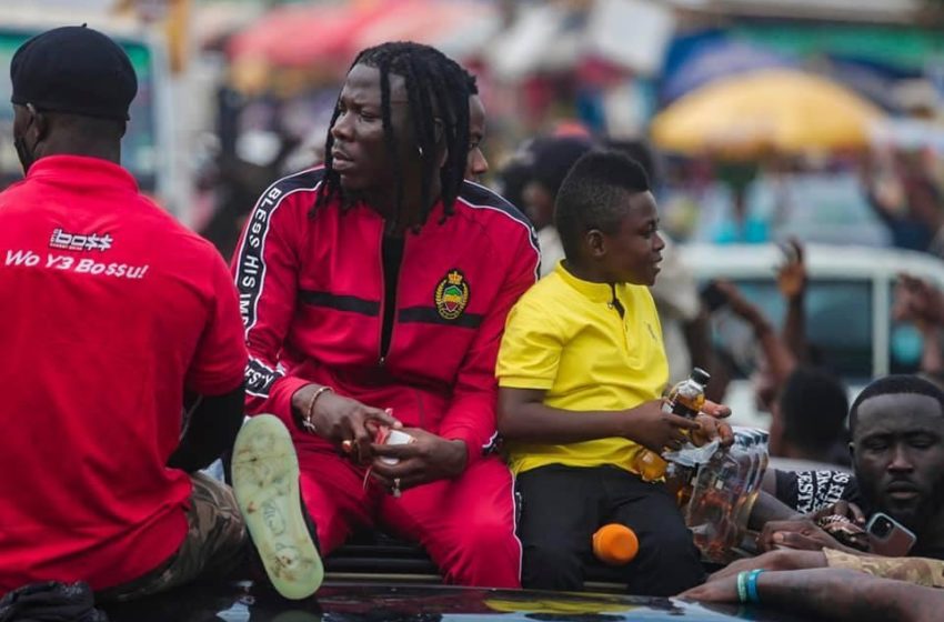 Stonebwoy, Lil Win, Dabo Send Cash Flying At Big Boss Energy Roadshow In Kumasi