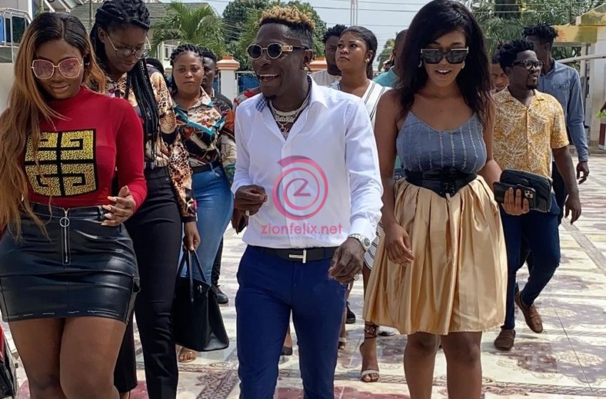 Grand Entry! Shatta Wale Storms The Studio Of Zylofon FM With ‘Heavy’ SM Ladies – PHOTOS