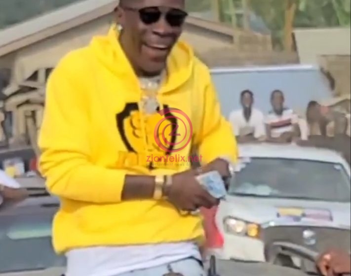 Shatta Wale Blows Real Cash On Fans In Grand Style In Western Region – Watch Video