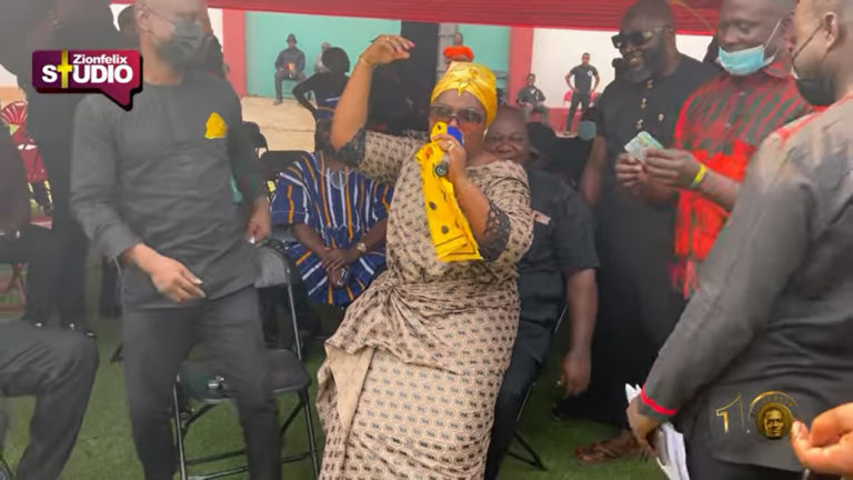 UTV’s Adwoa Yeboah Agyei ‘Grinds’ Adom TV’s Omanhene Kwabena Asante At A Funeral For Money – Watch Video