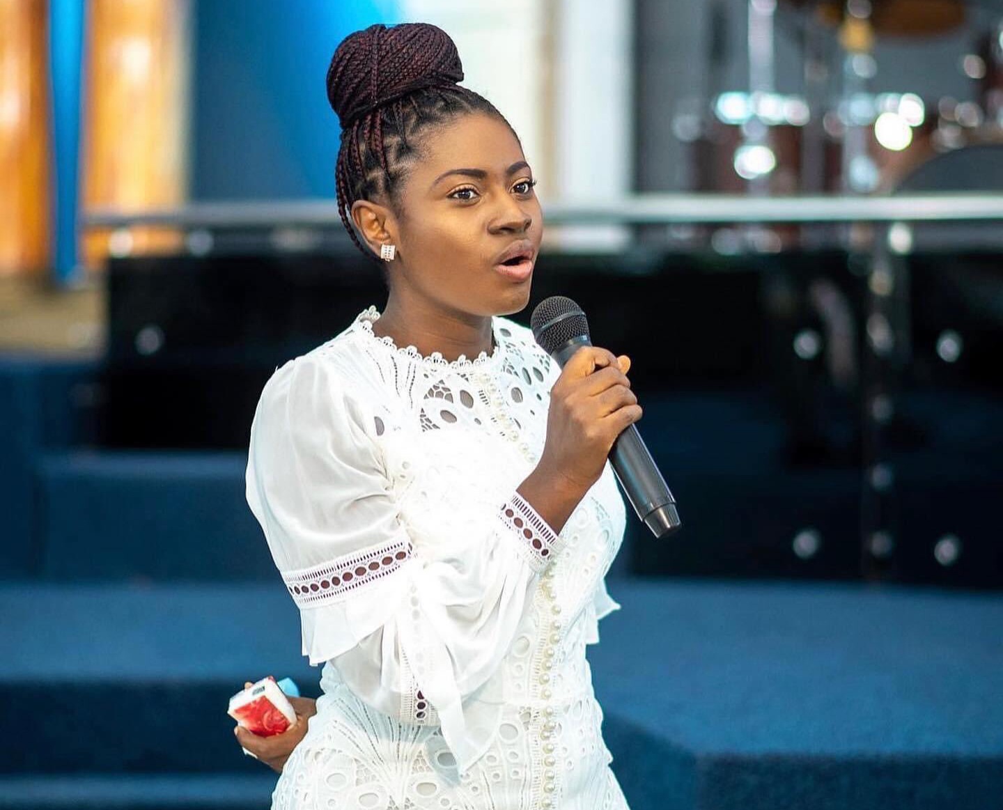 Netizens shower praises on Martha Ankomah for her decency