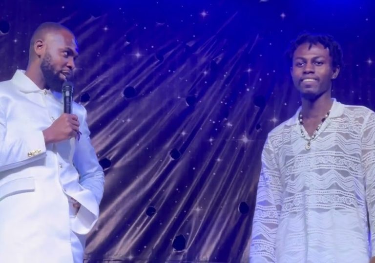 VIDEO: Kweku Flick Performs “Ye Pe Money” at Rev Obofour’s Church On 31st December Night