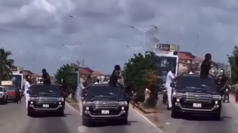 Stonebwoy Sparks Online Buzz After Throwing Money at Fans in Ejisu Despite Past Comments